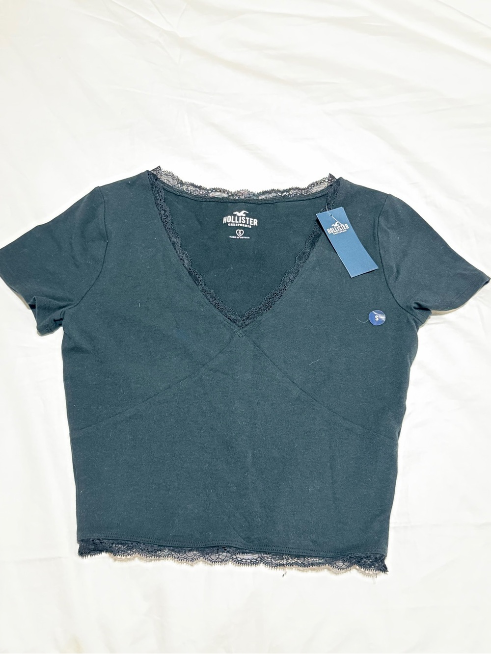 Hollister Women's Black Lace-Trim Cropped V-Neck Tee
